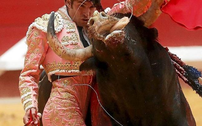 Cayetano en un momento de su faena. | FOTO: EFE