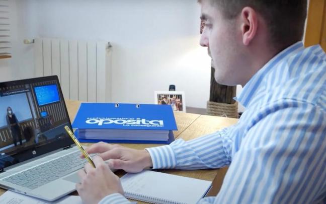 Un alumno preparándose unas oposiciones de Navarra a través del aula virtual de Oposita