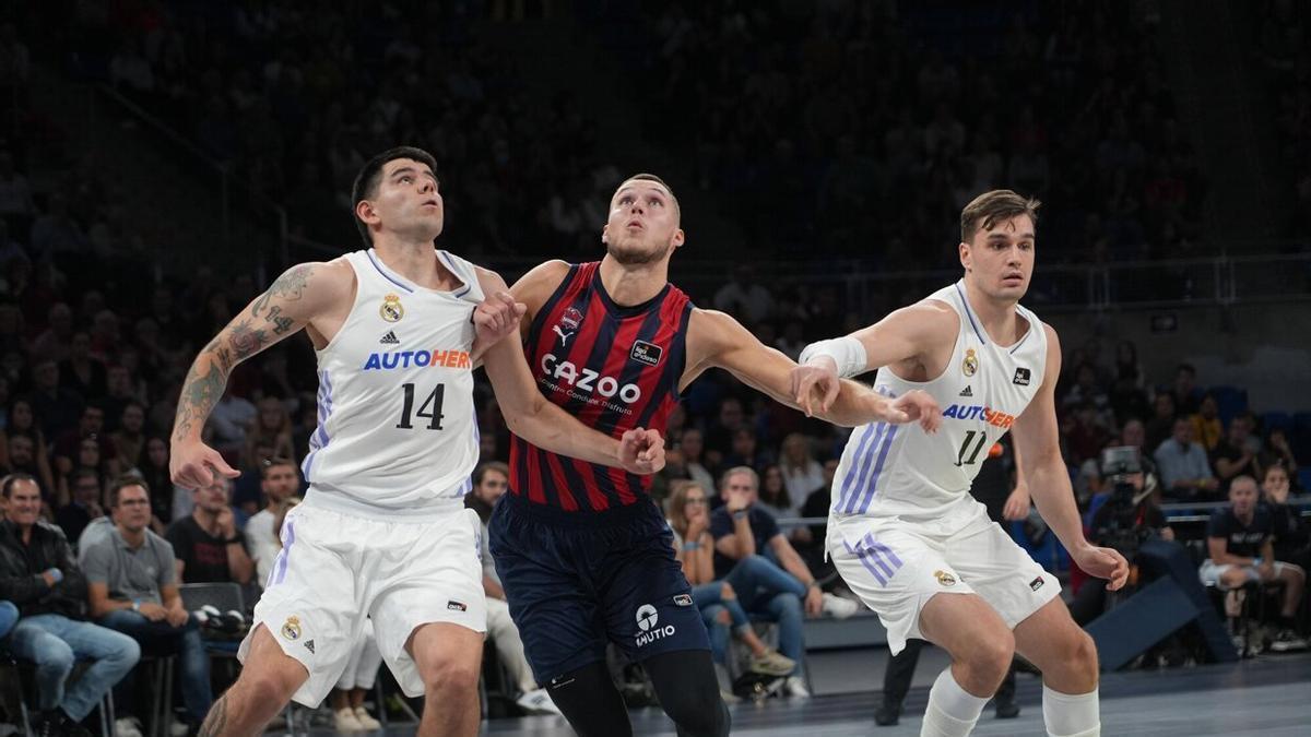 Tadas pelea por la posición con Deck y Hezonja en el último Baskonia-Real Madrid