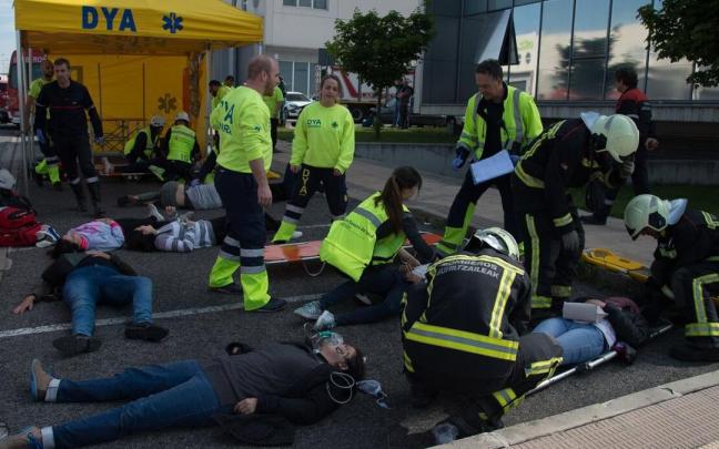 Voluntarios participan con efectivos de Protecci&oacute;n Civil y de Emergencias del Gobierno de Navarra en un simulacro de accidente a&eacute;reo.