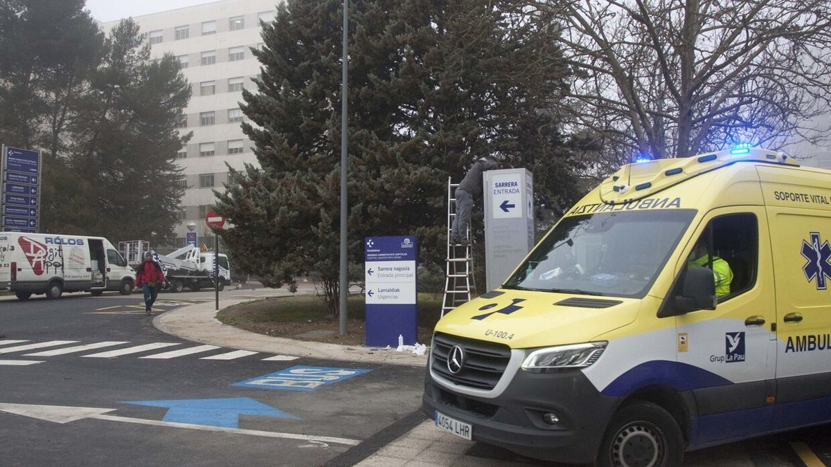 Una ambulancia accede al Hospital de Txagorritxu.