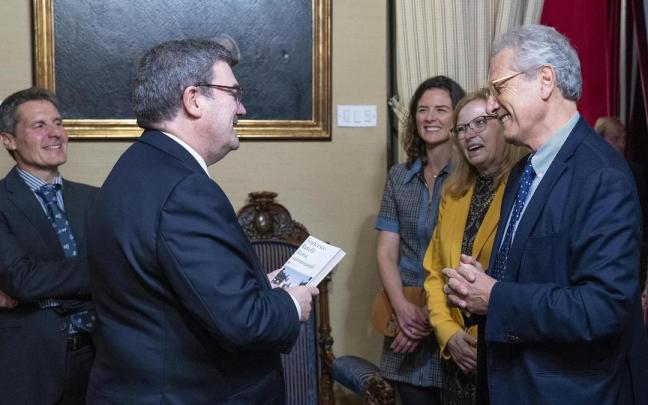 Juan Mari Aburto alkateak harrera egin die udaletxean.