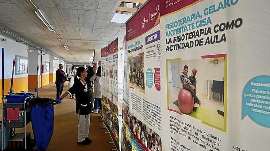 Una trabajadora de la UPV/EHU de Donostia observa la exposición.