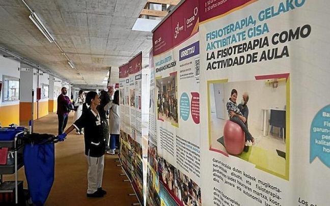 Una trabajadora de la UPV/EHU de Donostia observa la exposición. Una trabajadora de la UPV/EHU de Donostia observa la exposición.