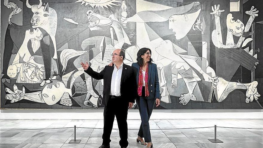 El ministro Izeta y la ministra francesa Rima Abdul Malak frente al Gernica de Picasso, en el Reina Sofía.