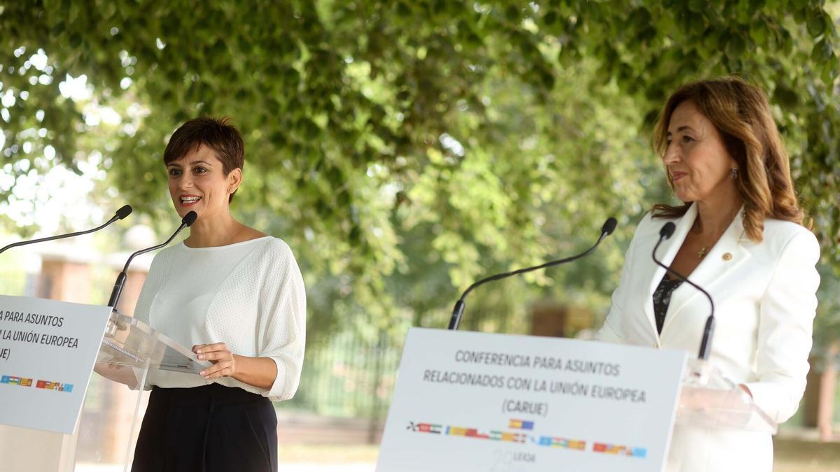 La ministra de Política Territorial, Isabel Rodríguez, con la consejera de Autogobierno, Olatz Garamendi, en julio en Leioa