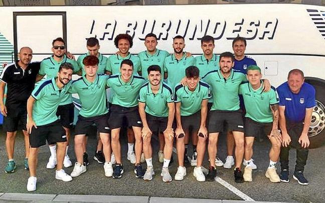 La plantilla de Osasuna Magna, antes de subirse al autobús.