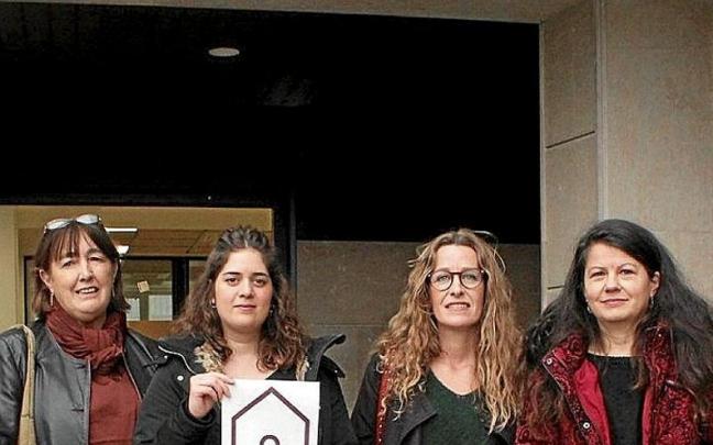 Mujeres que forman parte de Emakumeon Etxea de Zarautz. | FOTO: N.G.