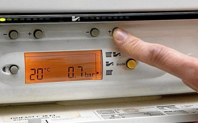 Erabiltzaile bat termostatoarekin tenperatura kontrolatzen
. | ARGAZKIA: E.P.