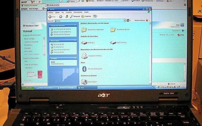 Una persona maneja un ordenador simulando una estafa. Foto: Efe
