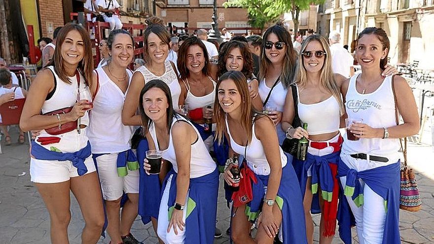 La cuadrilla ‘Las Movidas’ posa antes del chupinazo.