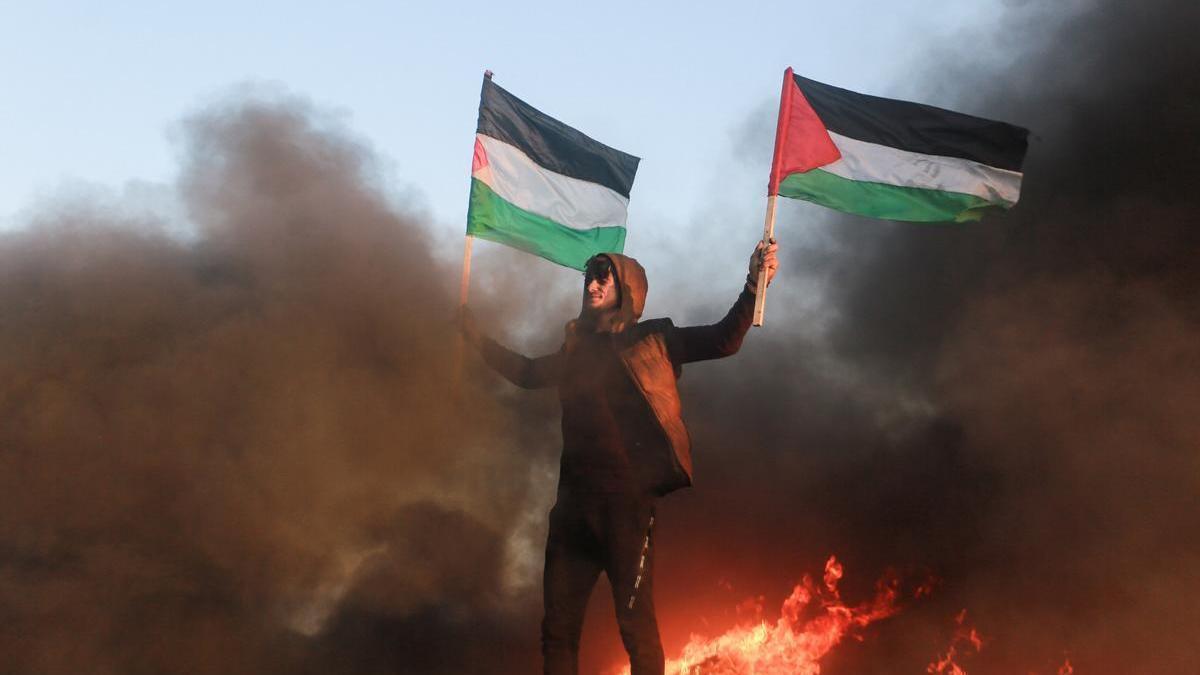 Un palestino protesta en la frontera entre Gaza e Israel tras la redada en el campo de refugiados de Yenín.