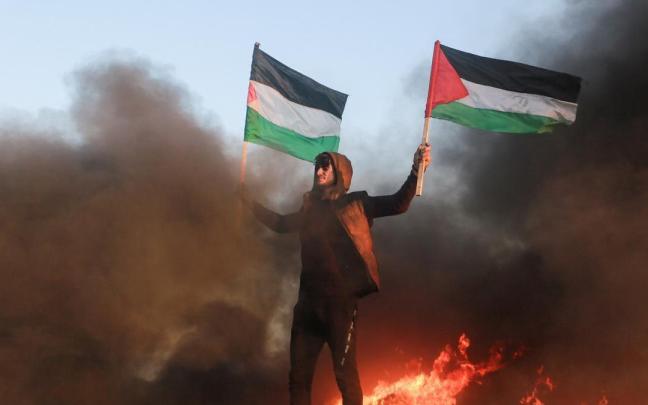 Un palestino protesta en la frontera entre Gaza e Israel tras la redada en el campo de refugiados de Yenín. Un palestino protesta en la frontera entre Gaza e Israel tras la redada en el campo de refugiados de Yenín.