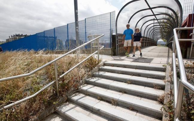 La pasarela ya est&aacute; de nuevo al servicio de los vecinos para conectar Los Astr&oacute;nomos con Larrein