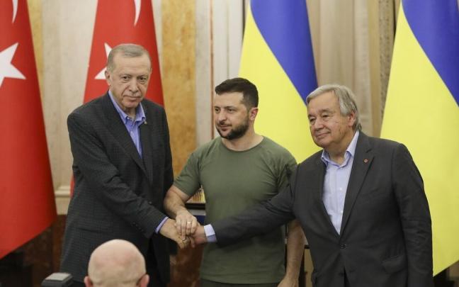 El presidente turco, Recep Tayyip Erdogan, junto al mandatario ucraniano, Volodomir Zelenski, y el secretario general de la ONU en una visita a Kiev el pasado julio. El presidente turco, Recep Tayyip Erdogan, junto al mandatario ucraniano, Volodomir Zelenski, y el secretario general de la ONU en una visita a Kiev el pasado julio.