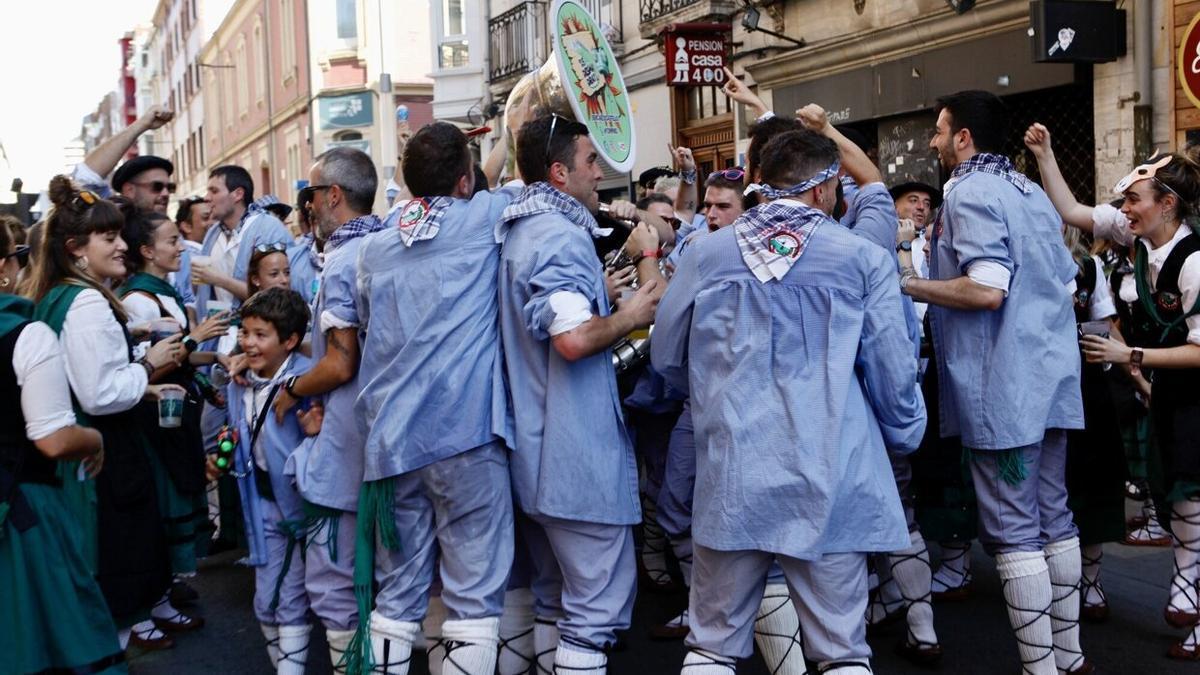 Una cuadrilla de Blusas y neskas durante las pasadas fiestas de la Virgen Blanca