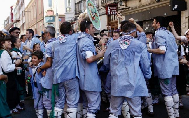 Una cuadrilla de Blusas y neskas durante las pasadas fiestas de la Virgen Blanca