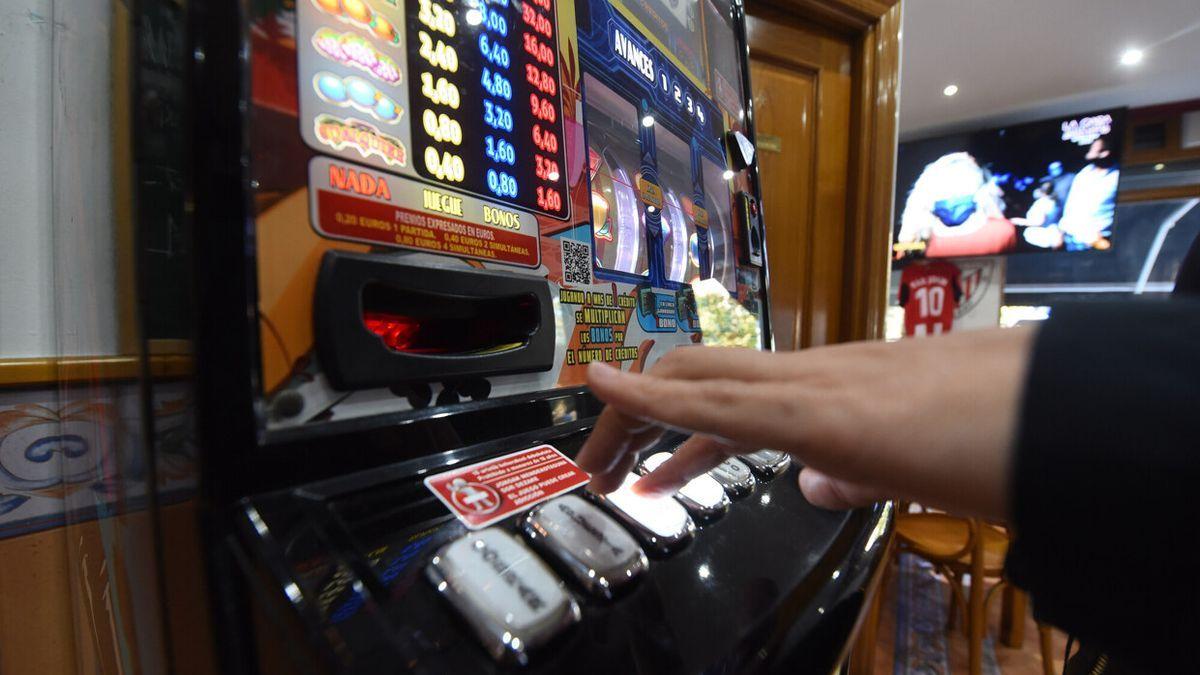 Un hombre juega en una m&aacute;quina