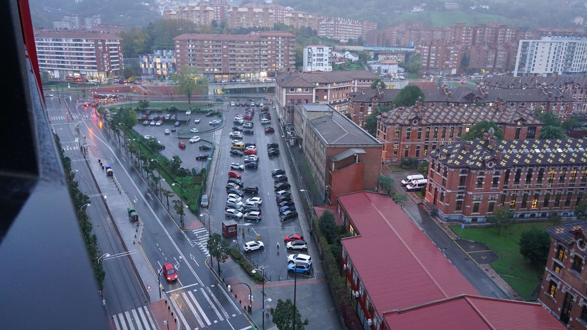Vista del solar triangular, hoy aparcamiento, donde se levantará el nuevo bloque universitario.
