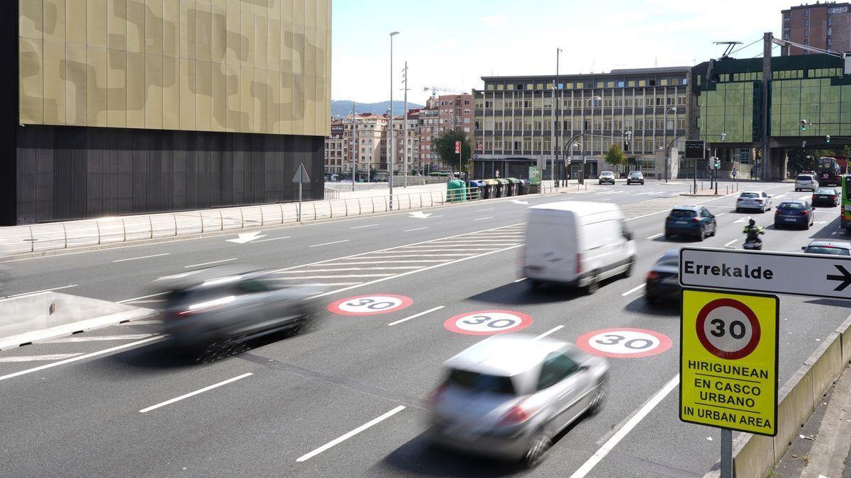 Cada día laborable entran en Bilbao una media de 84.569 vehículos, un 10% menos que hace tres año.