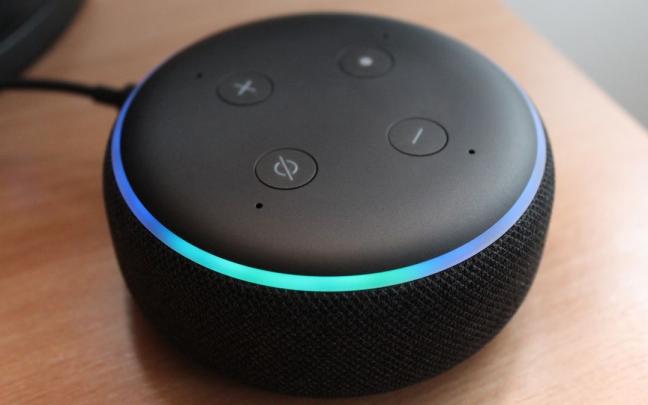 Imagen de archivo de un Echo dot con Alexa. Imagen de archivo de un Echo dot con Alexa.