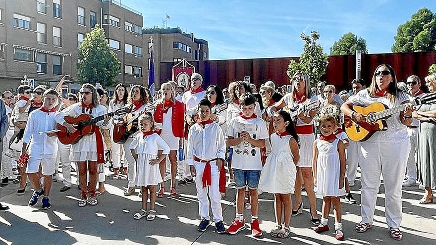 Los joteros cantando junto al centro de salud.