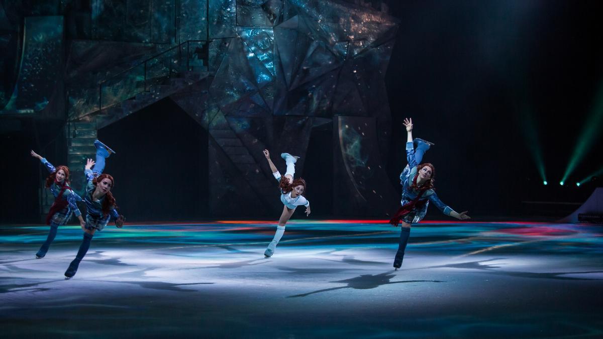 El reflejo se multiplica por cuatro e interpretan un número de patinaje en grupo.