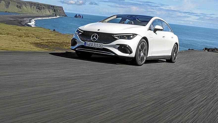 El nuevo Mercedes-Benz EQE 350+ es toda una declaración de principios sobre cómo debe ser una gran berlina eléctrica de prestigio.