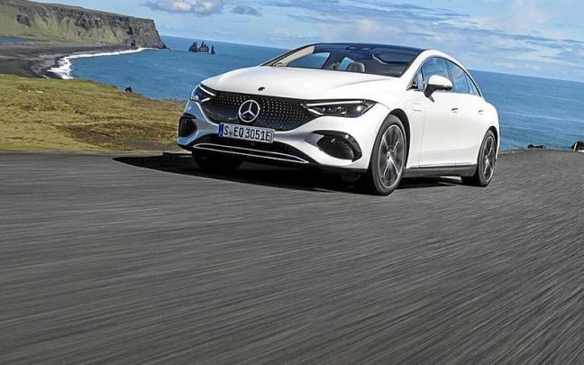 El nuevo Mercedes-Benz EQE 350+ es toda una declaración de principios sobre cómo debe ser una gran berlina eléctrica de prestigio. El nuevo Mercedes-Benz EQE 350+ es toda una declaración de principios sobre cómo debe ser una gran berlina eléctrica de prestigio.