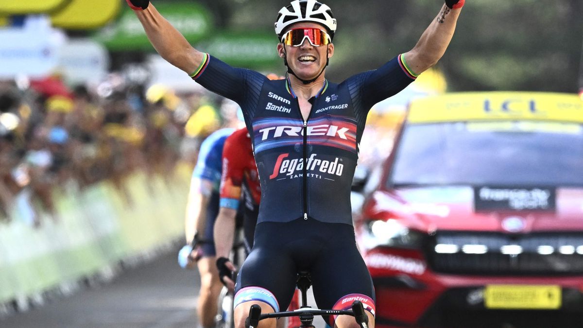 Mads Pedersen festeja la victoria de etapa.