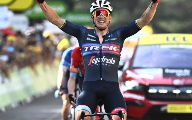 Mads Pedersen festeja la victoria de etapa.