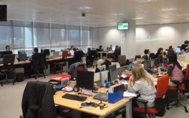 Trabajadores en una oficina de un call center. Trabajadores en una oficina de un call center.