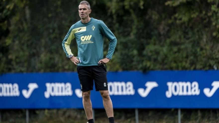 Gaizka Garitano observa atentamente durante un entrenamiento.