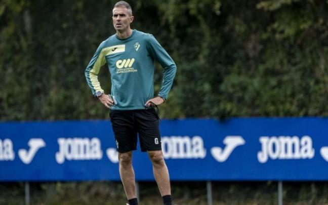 Gaizka Garitano observa atentamente durante un entrenamiento. Gaizka Garitano observa atentamente durante un entrenamiento.