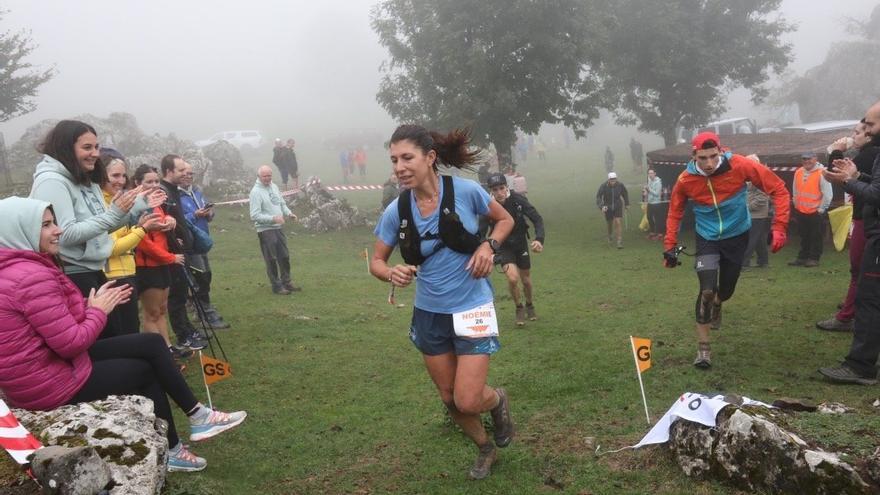 Noèmie Vachon completa uno de los tramos de la carrera de montaña.
