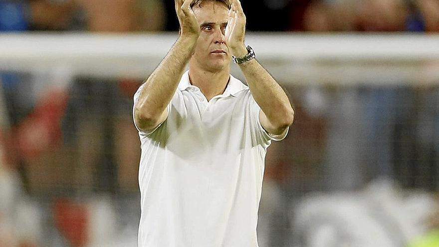 Lopetegui, emocionado, se despide de la afición del Sevilla al término del partido. | FOTO: MOVISTAR