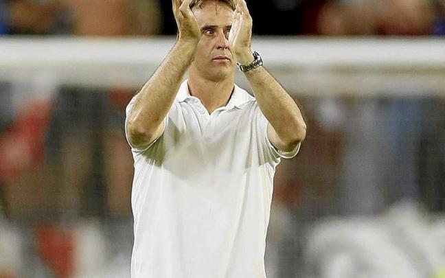 Lopetegui, emocionado, se despide de la afición del Sevilla al término del partido. | FOTO: MOVISTAR Lopetegui, emocionado, se despide de la afición del Sevilla al término del partido. | FOTO: MOVISTAR