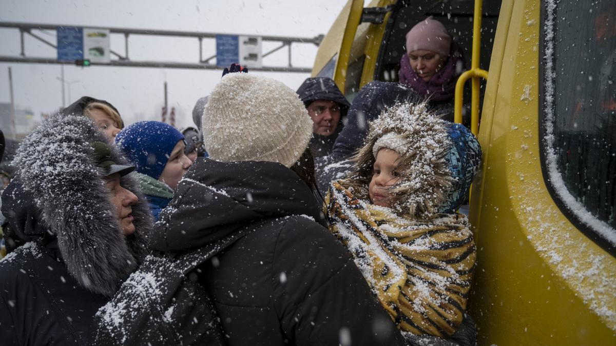 En el puesto fronterizo de Palanca (Moldavia), cientos de refugiados ucranianos esperan a ser llevados a la capital el 8 de marzo de 2022.