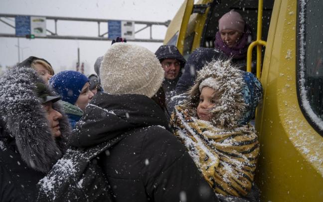 En el puesto fronterizo de Palanca (Moldavia), cientos de refugiados ucranianos esperan a ser llevados a la capital el 8 de marzo de 2022. En el puesto fronterizo de Palanca (Moldavia), cientos de refugiados ucranianos esperan a ser llevados a la capital el 8 de marzo de 2022.