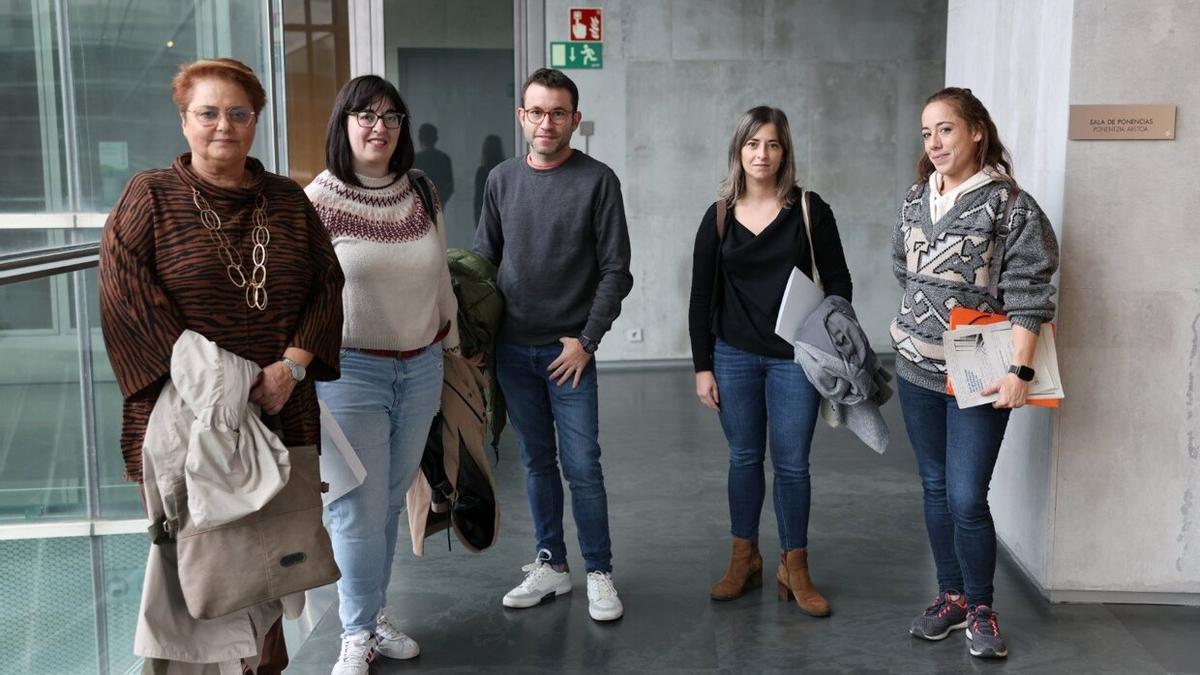 Participantes en la sesión de trabajo del Parlamento de Navarra con técnicas de igualdad.