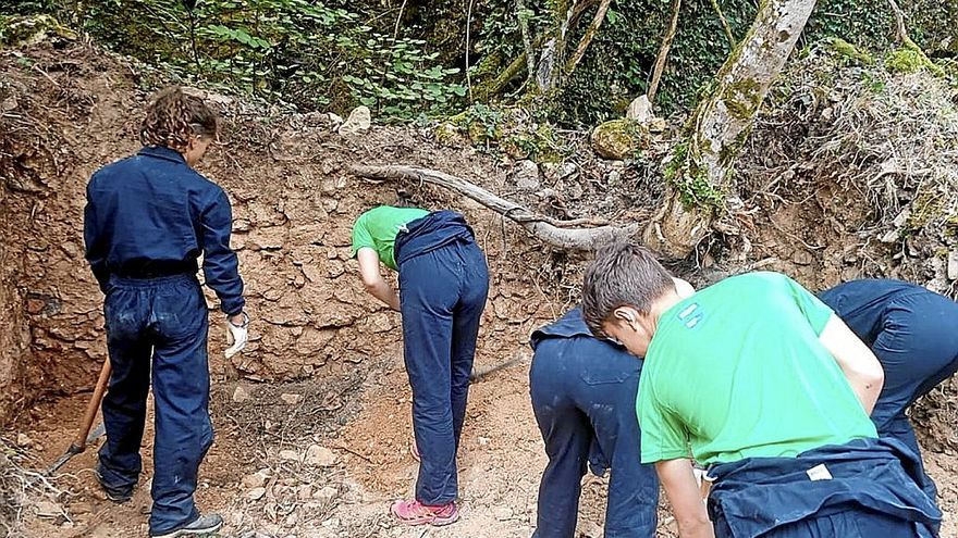 Varios menores trabajan en el campo de trabajo de Korres.