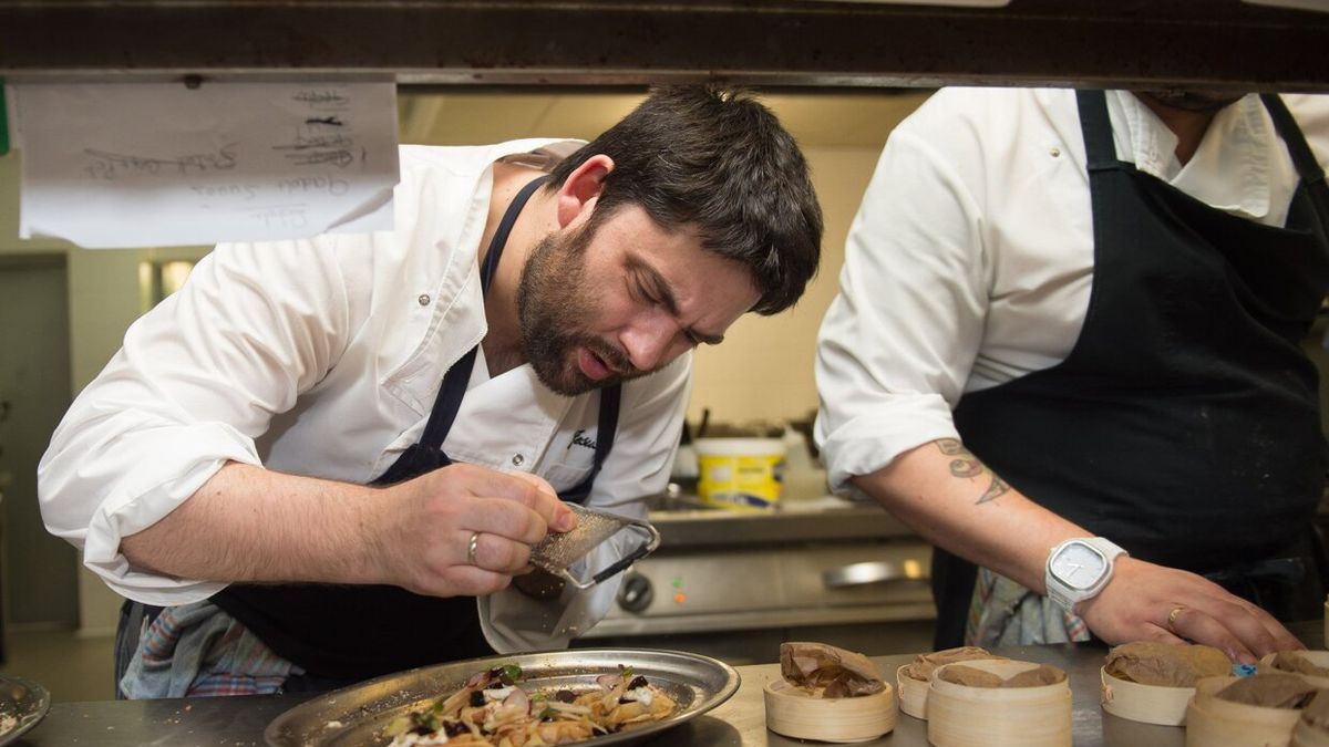 Jes&uacute;s &Iacute;&ntilde;igo prepara un pintxo
