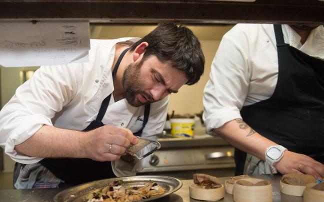 Jes&uacute;s &Iacute;&ntilde;igo prepara un pintxo