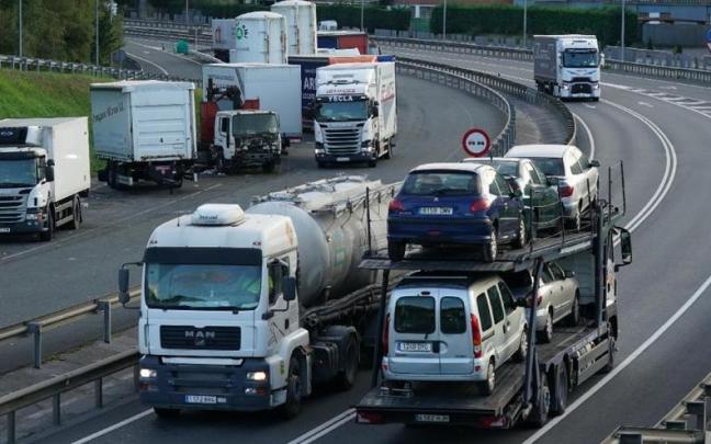Vehículos pesados circulando por una carretera vizcaina. Vehículos pesados circulando por una carretera vizcaina.