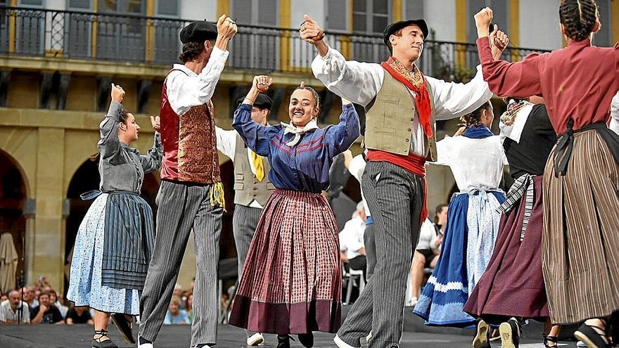 Los dantzaris, parte esencial en el espectáculo de anoche.