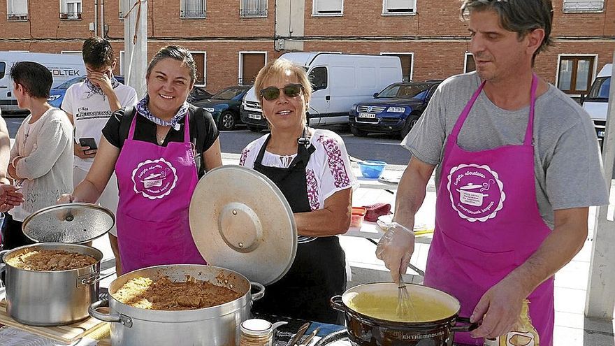 Irene, Eugenia y Daniel, rumanos que llevan 17 años viviendo en Altsasu, prepararon sarmale.