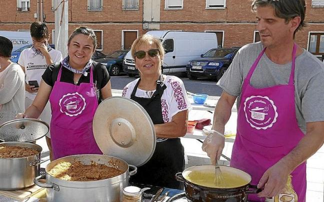 Irene, Eugenia y Daniel, rumanos que llevan 17 años viviendo en Altsasu, prepararon sarmale.
