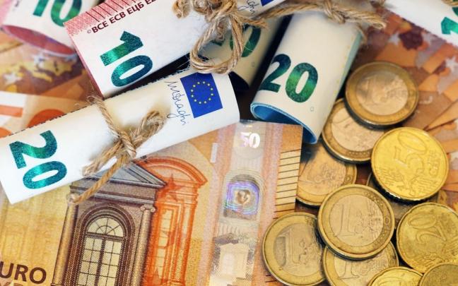 Billetes y monedas de euro. Billetes y monedas de euro.