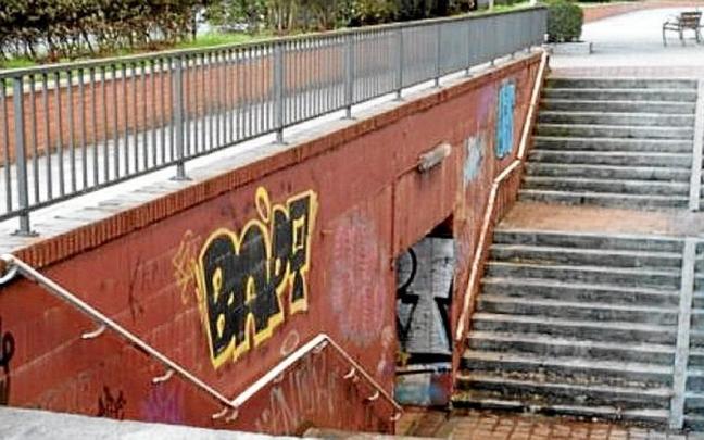 El primer cierre de este paso de Galdakao es con andamios. | FOTO: G. U.