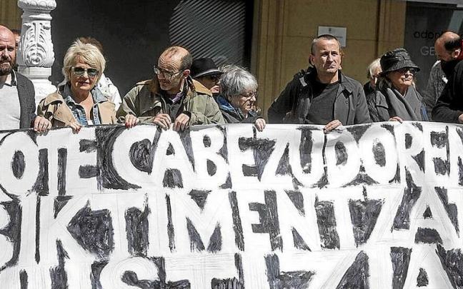 Imagen de una movilización en favor de las víctimas del fotógrafo Kote Cabezudo. Imagen de una movilización en favor de las víctimas del fotógrafo Kote Cabezudo.